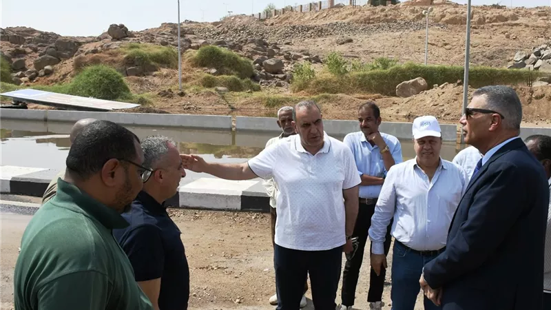 محافظ أسوان يتابع إصلاح كسر بخط مياه الشرب فى الكرور