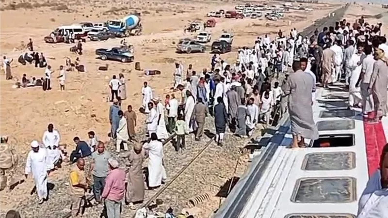 أبناء مطروح كلمة السر في السيطرة على حادث انقلاب القطار| صور 