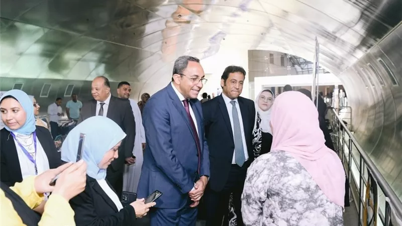 محافظ قنا يتفقد جناح المحافظة بمعرض الحرف التراثية واليدوية