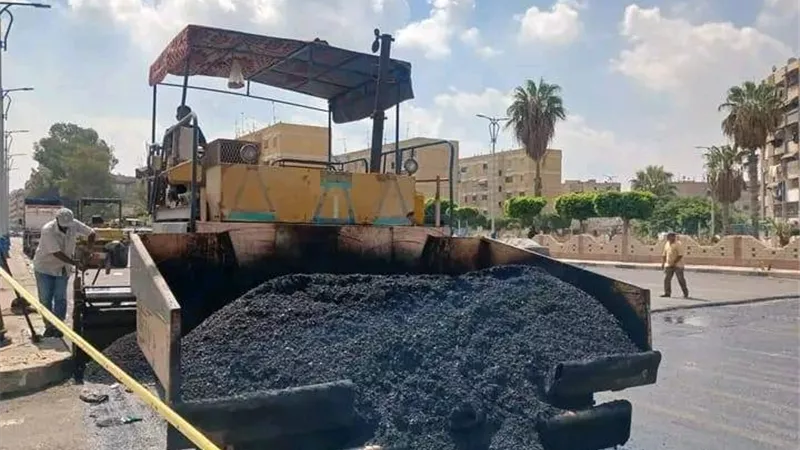 لتسهيل حركة المرور.. رفع كفاءة امتداد شارع المشير أحمد إسماعيل بحي المناخ