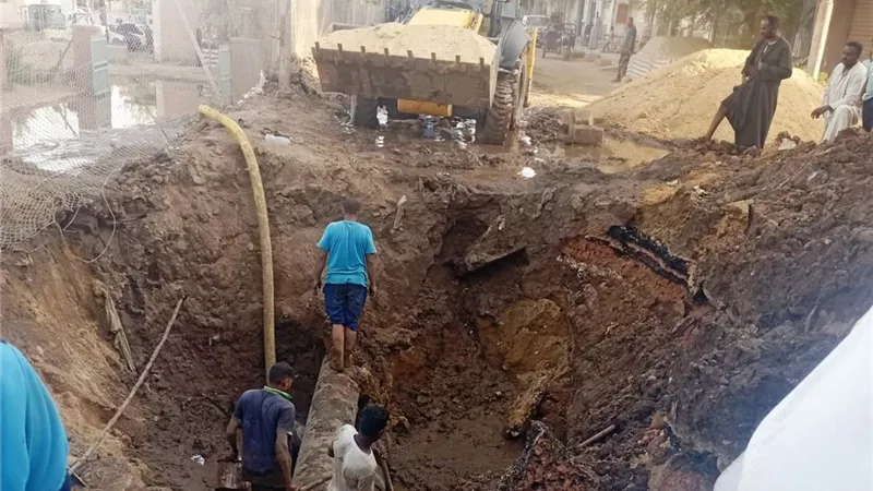 إصلاح كسر مفاجئ بخط مياه إدفو.. والمحافظ يشكر فرق الصيانة 