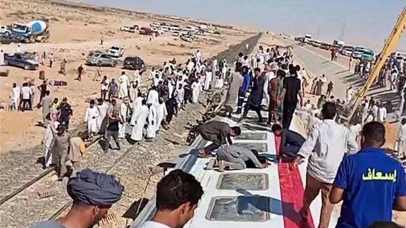النيابة العامة تعاين موقع حادث قطار مطروح| تفاصيل