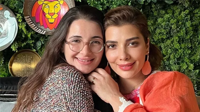 شام الذهبي لوالدتها: «البيت مظلم بدونك.. وبحاول أشبع منك وأعوض غيابك» 