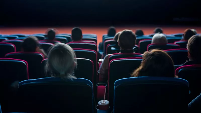 لتجربة راقية ومريحة.. أهم قواعد الإتيكيت في السينما 