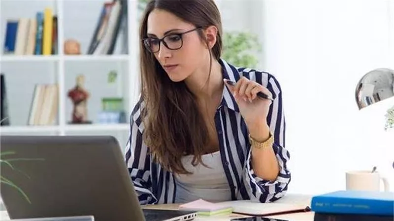 4 أشهر إجازة وضع مدفوعة الأجر.. كيف يدعم قانون العمل الجديد المرأة العاملة؟