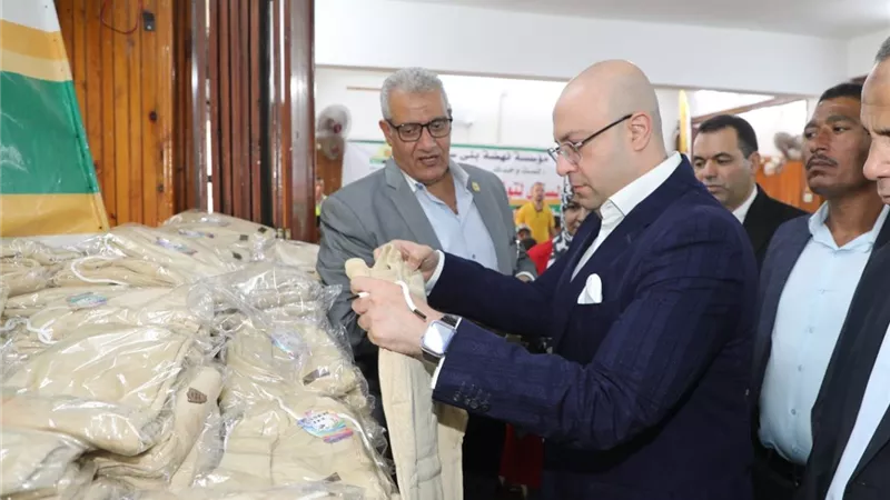 توزيع الزي المدرسي على أبناء 15 ألف أسرة ببني سويف 