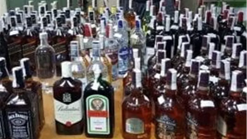 ضبط كميات كبيرة من المشروبات الكحولية داخل مخزن بالإسكندرية