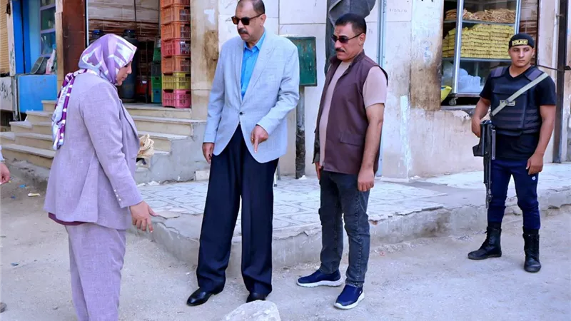 مراجعة أغطية بالوعات الصرف بشوارع سوهاج