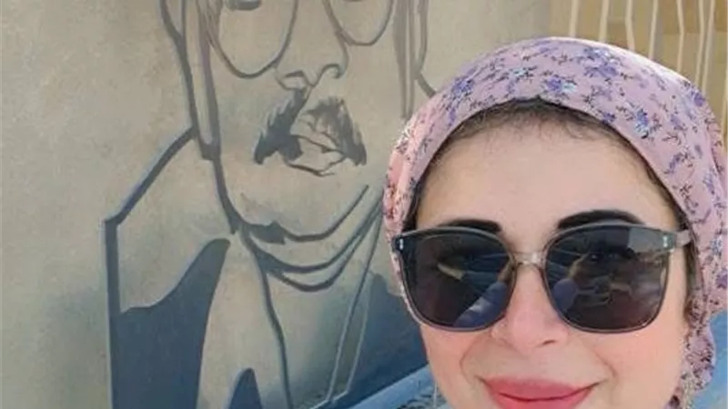 ابنة أسامة أنور عكاشة تشارك صورة لوالدها مرسومة بالقرب من المتحف المصري الكبير