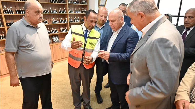 كامل الوزير يتفقد مصنعا لإنتاج أدوات المائدة المصنعة من الاستانلس