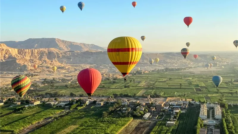 600 سائح يستمتعون برحلات البالون الطائر بالأقصر 