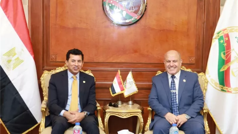  وزير الشباب والرياضة يهنئي رئيس هيئة النيابة الإدارية بمناسبة توليه منصبه الجديد