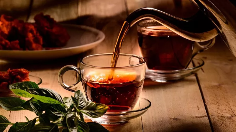 الشاي الأحمر في الصباح..  يعزز صفاء الذهن