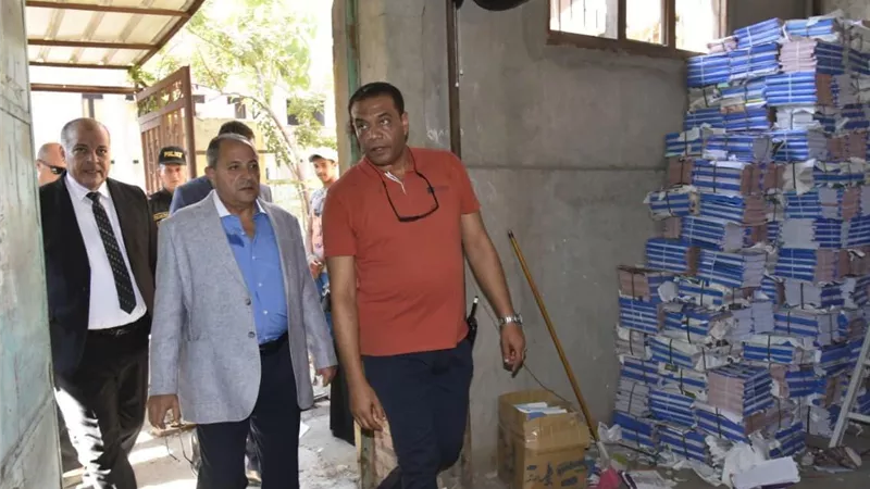 لضمان الإلتزام بالحضور.. تسليم الكتب للطلاب قبل بدء العام الدراسي في بورسعيد 