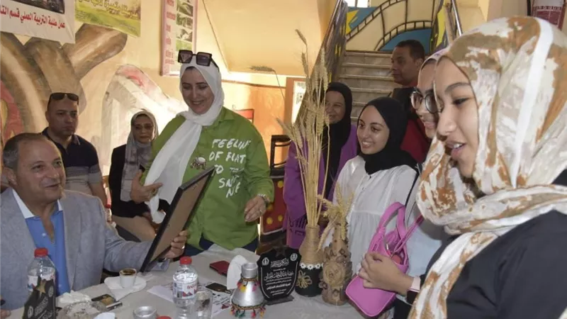 محافظ بورسعيد يشهد دورة تدريبية حول المناهج المطورة والتطوير المهني للمعلمين