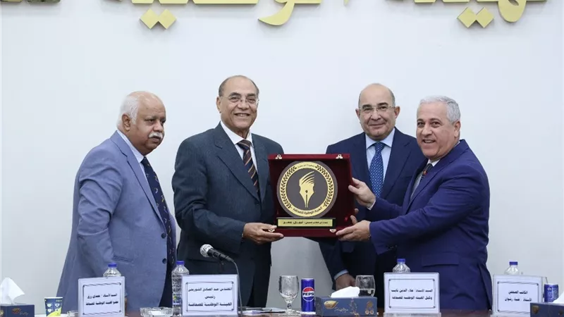 كبار الكتاب وشيوخ المهنة: الصحافة الورقية لم تفقد مصداقيتها