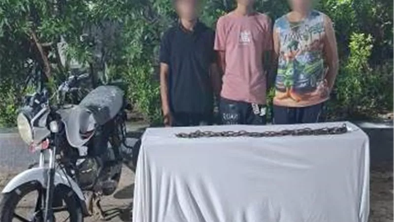 كشف ملابسات قيام3أشخاص يستقلون دراجة نارية بالاعتداء على المارة بـ