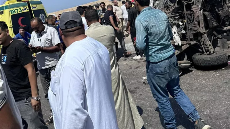 انقلاب تريلا محملة بالأسمنت على الطريق الأوسطي اتجاه حلوان