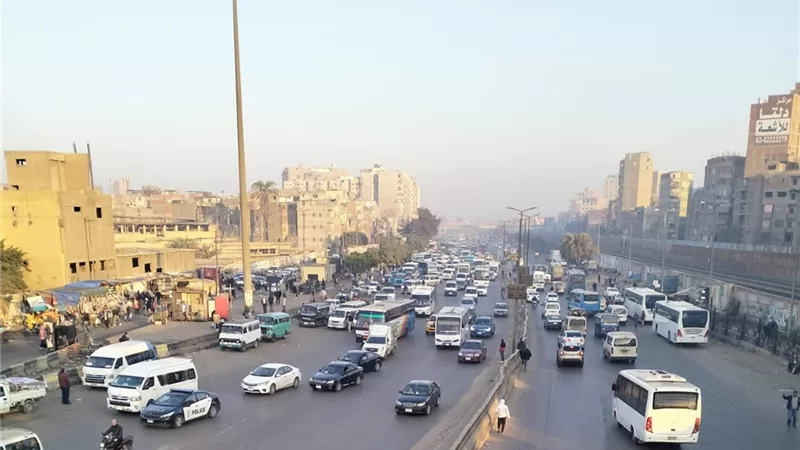 النشرة المرورية.. تباطؤ في حركة سير السيارات بمحاور وميادين القاهرة والجيزة
