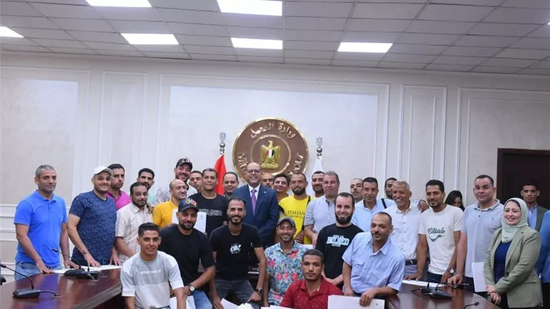 وزير العمل يُسلم عقود لشباب للعمل في دولة الإمارات والبوسنة والهرسك