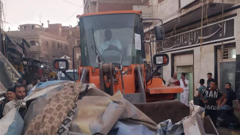 حملة لرفع الإشغالات بشارع طنطا ومحيط سوق بورسعيد حي ثانِ الإسماعيلية
