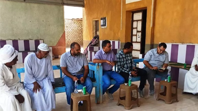 عرض تقرير تفصيلي عن مشاكل قرى دراو بأسوان.. والمحافظ يوجه بحلول فورية 