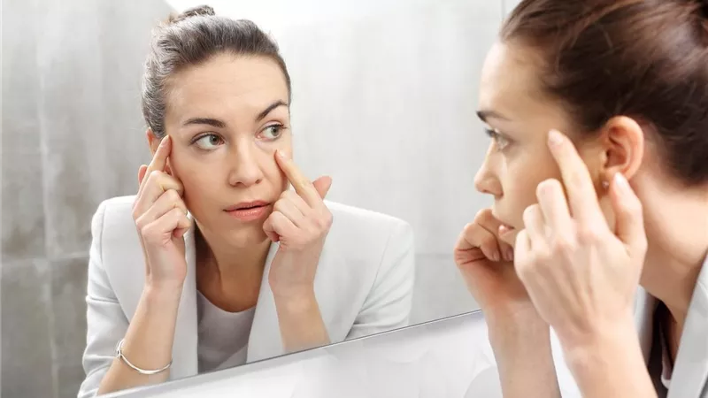 أسباب انتفاخ الوجه صباحًا وطرق الوقاية منه