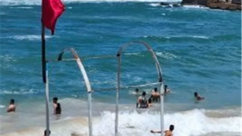 شواطئ مغلقة ومنع نزول البحر.. الإسكندرية ترفع الرايات الحمراء