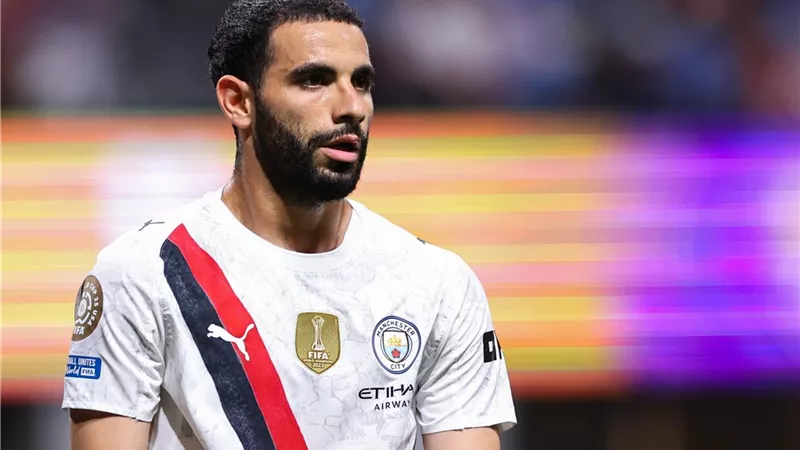 منتخب الجزائر يستبعد آيت نوري نجم مانشستر سيتي من معسكر سبتمبر 
