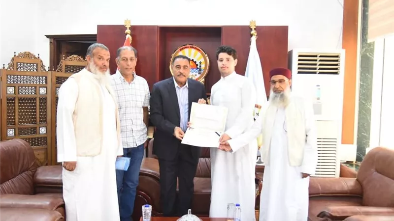 شاب يُعيد 45 ألف جنيه بعد حادث قطار مطروح.. والمحافظ يُكرّمه