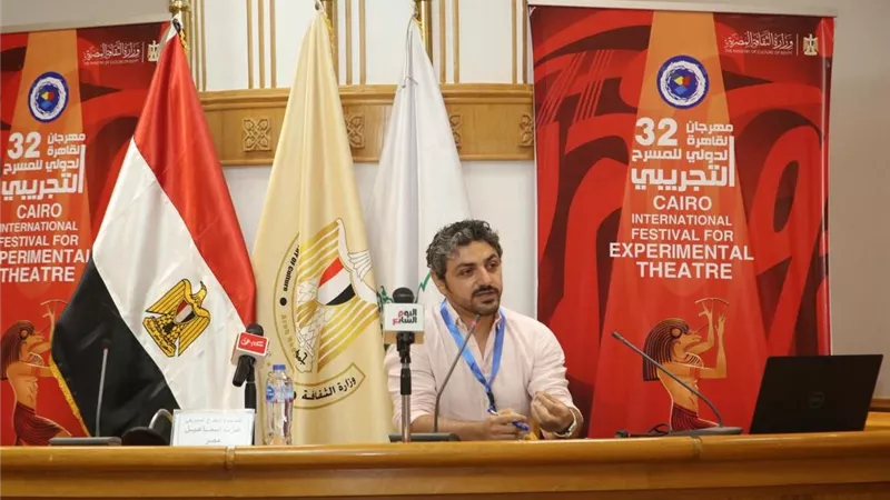 عزت إسماعيل يستعرض تطبيق 