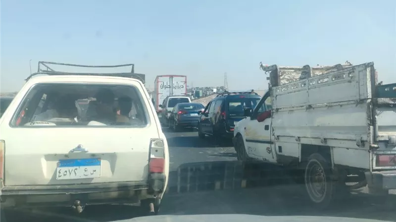 شلل مروري بالطريق الأوسطي في حلوان بسبب انقلاب تريلا(صور)
