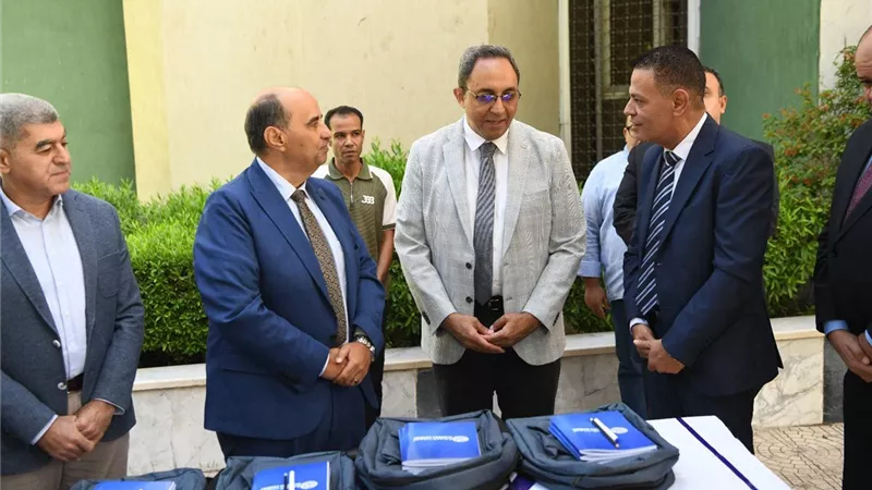 محافظ قنا يتسلم 800 حقيبة مدرسية لدعم الأسر الأولى بالرعاية والأيتام