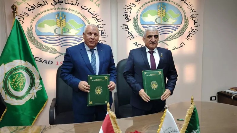 3مشروعات تنموية.. محافظ الوادي الجديد يوقع اتفاقية لمكافحة التصحر وزراعة محاصيل اقتصادية