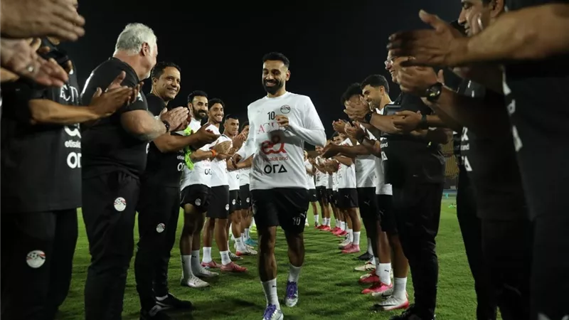 ملك البريميرليج وصل .. ممر شرفي من منتخب مصر لمحمد صلاح أفضل لاعب في إنجلترا | صور