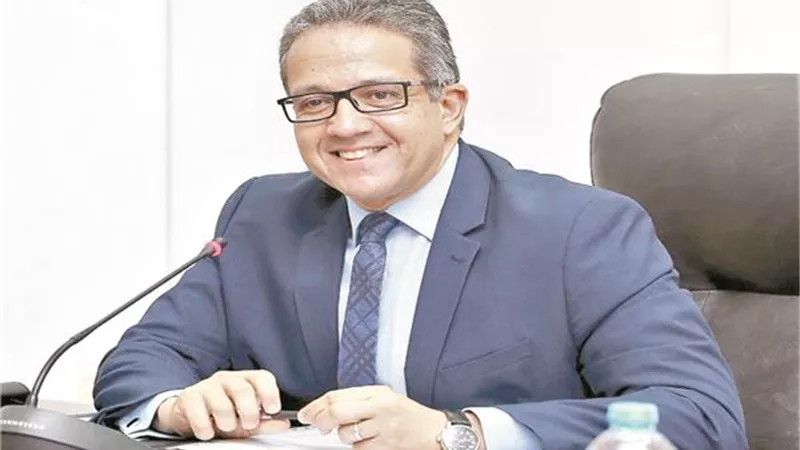 فرنسا تكرّم خالد العناني بوسام 