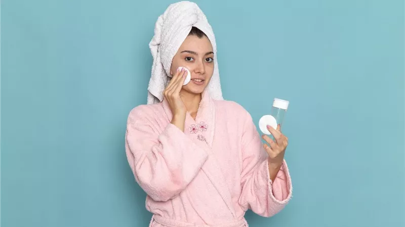 حيل منزلية لتنظيف وجهك من بقايا المكياج 