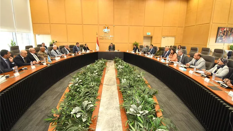 وزير الإسكان يستعرض الاستراتيجية الوطنية للعمران الأخضر وإجراءات إنشاء منصة تصدير العقار 