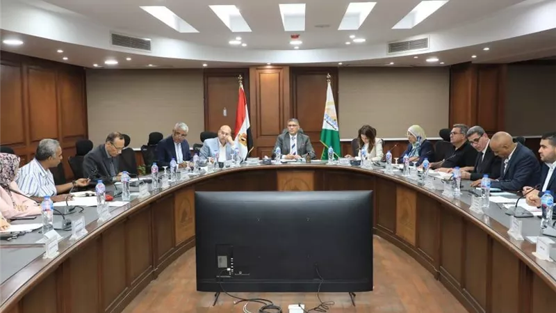 محافظ الجيزة يبحث الموقف التنفيذي للمشروعات القومية