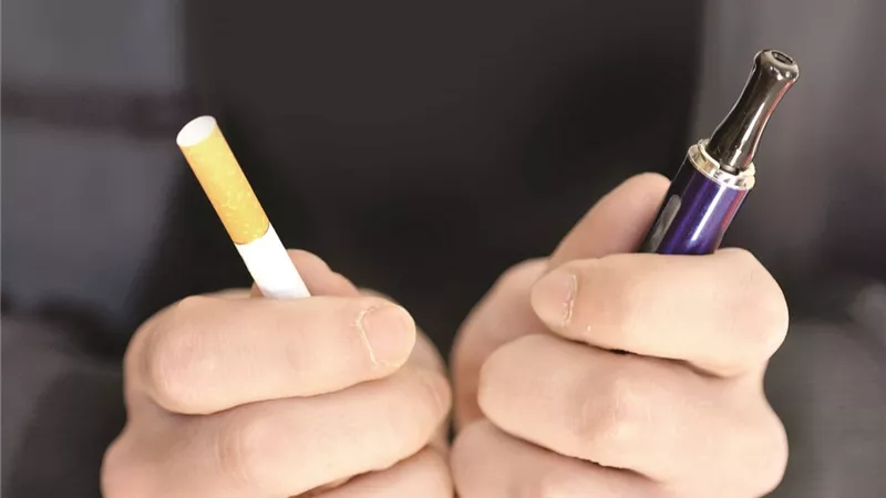 أطباء يحذرون: التدخين الإلكتروني يسبب ضرراً لا رجعة فيه  