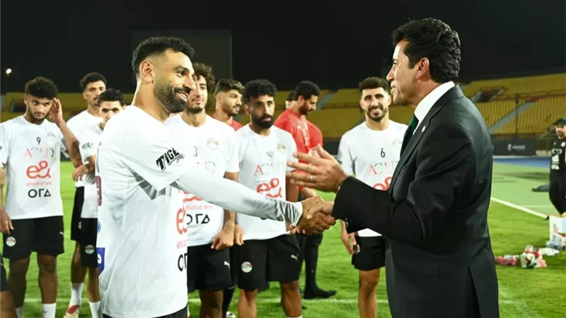 وزير الرياضة يشيد ببيان أبوريدة ويكشف رسالة صلاح الداعمة للمنتخب