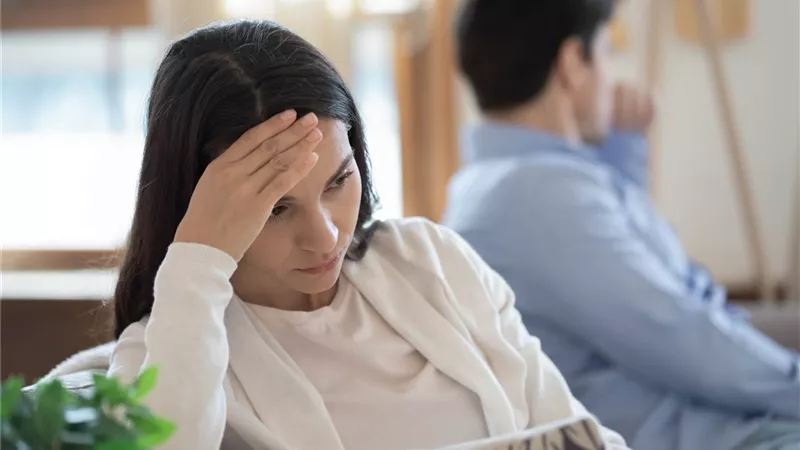 حكم ترك الزوج المنزل بغرض تأديب الزوجة.. دار الإفتاء تجيب