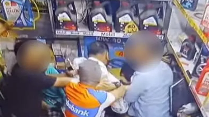 بسبب «كوباية شاى» .. صاحب مقهى يتعدى على عامل بالضرب في حدائق القبة 