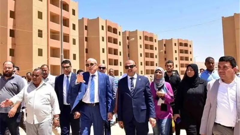 محافظ الأقصر يتفقد مشروعات الإسكان الاجتماعي بمدينة الطود