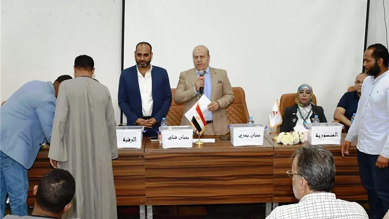توزيع سيارات ميكروباص حديثة لخدمة أهالى دراو في أسوان  