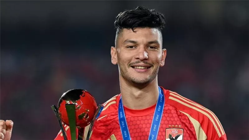 أشرف داري مع الأهلي خلال عام.. «غياب 115 يومًا بسبب الإصابات»