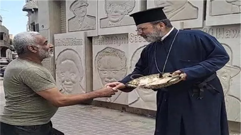 مسيحي يوزع حلوى المولد النبوي في شوارع دمياط: 