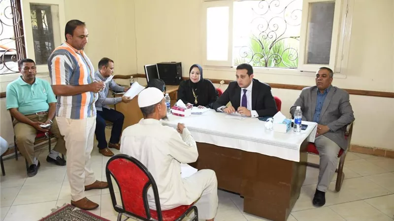 بتوجيهات المحافظ.. قيادات الفيوم تلتقي المواطنين لبحث شكاواهم في 3 مراكز