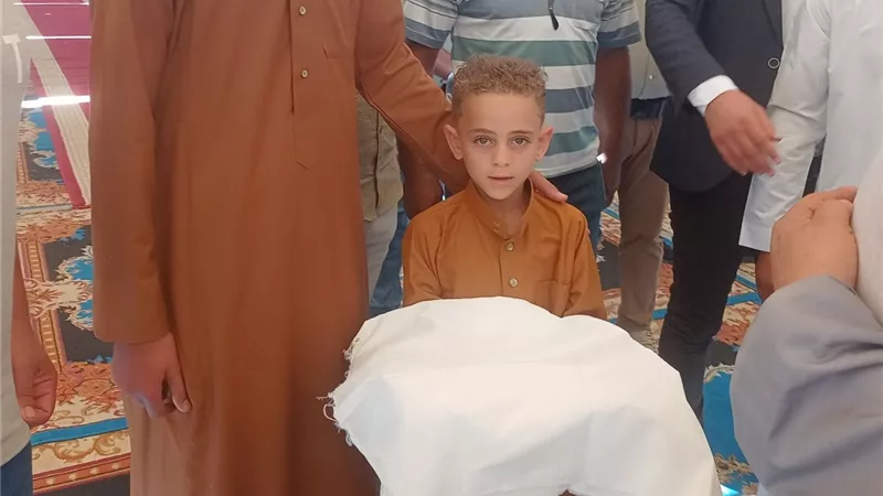 طفل يحمل الكفن مشهد إنساني ينهي نزاعًا دمويًا في بني سويف