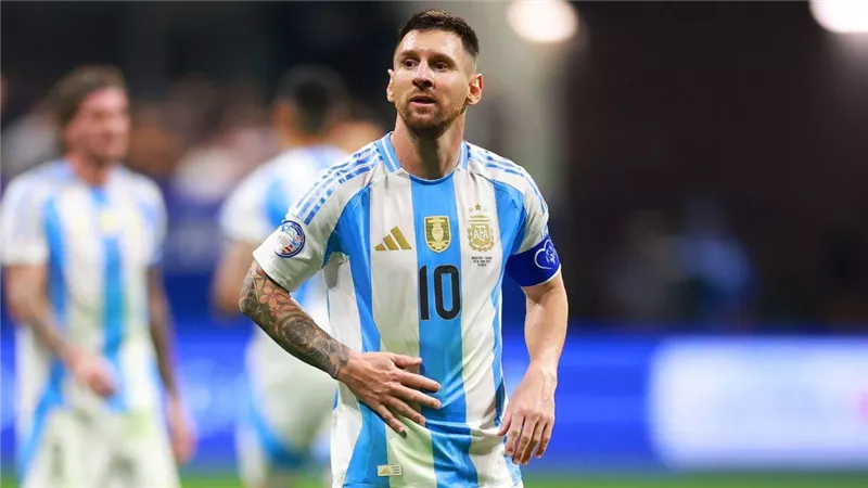 ميسي يغيب عن مباراة الأرجنتين والإكوادور بتصفيات كأس العالم.. اعرف السبب